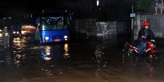 Bekasi diterjang banjir kiriman dari Bogor, warga panik