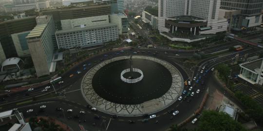 Ribuan meter spanduk keselamatan berkendara hiasi Bundaran HI