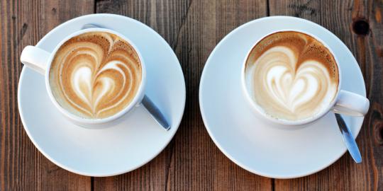 Latte art, seni melukis di atas minuman