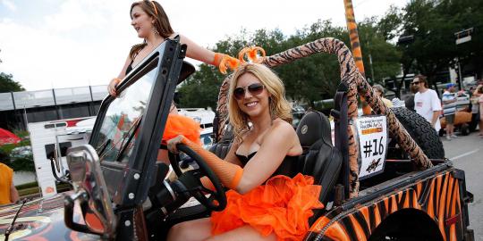 Para wanita seksi ramaikan parade mobil hias Texas