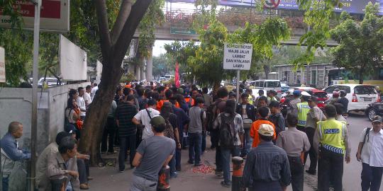 Keluarga korban tragedi Mei 1998 tabur bunga di Mal Klender