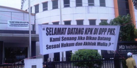 3 Spanduk 'akhlak mulia' sambut KPK di Gedung DPP PKS
