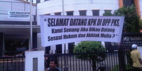 Pasang spanduk dan bunga sambut KPK, PKS lebay!