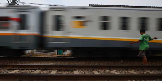 Asyik main HP, seorang pria tewas tertabrak kereta di Klender
