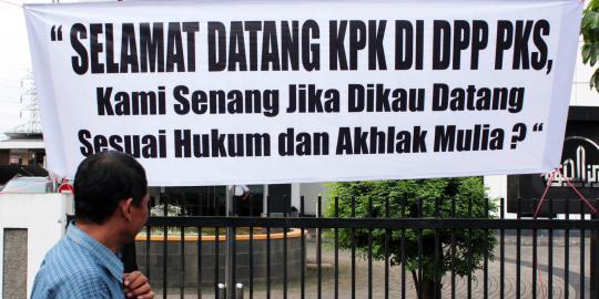 Spanduk PKS sambut KPK