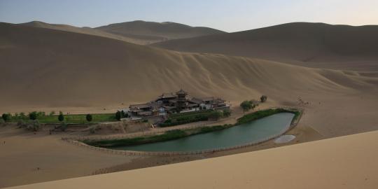 Menjelajahi danau 'Bulan Sabit' di tengah Gurun Gobi