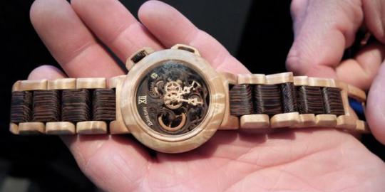 Uniknya jam  tangan  kayu  buatan Valerii Danevych merdeka com