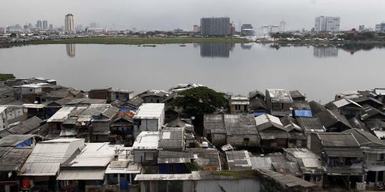 Hadang Brimob, wanita di Waduk Pluit telanjang dada