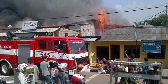 Pabrik es di Tangerang terbakar, 3 mobil pemadam diterjunkan