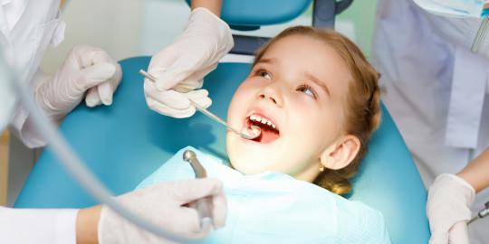 5 Tips mengajak anak ke dokter gigi pertama kali