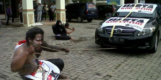 Sindir KPK vs PKS, mahasiswa Surabaya tarik mobil pakai gigi