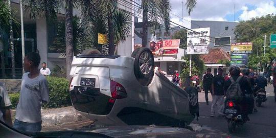 Honda Jazz terbalik di Cideng, Jakarta Pusat