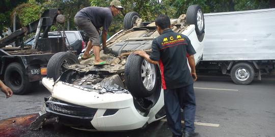 Honda Jazz yang terbalik di Cideng disopiri wanita cantik
