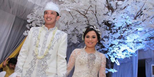 Eza Yayang dan Ketty bulan madu ke Bali