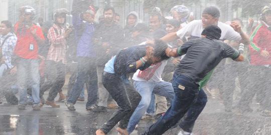 Malam dini hari, sekelompok remaja terlibat tawuran