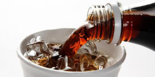 Minum soda tiap hari tingkatkan risiko batu ginjal