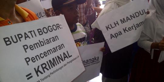 Warga korban pencemaran limbah timbal demo Bupati Bogor