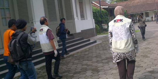 Usai geledah rumah Wali Kota Bandung, petugas KPK bawa 4 dus