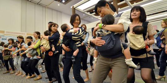 Puluhan wanita goyang samba sambil gendong anak