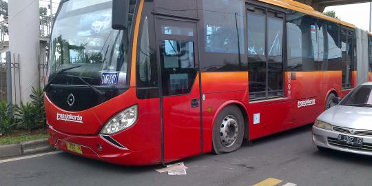 Tolak digusur, warga kempesi ban Transjakarta dan puluhan mobil