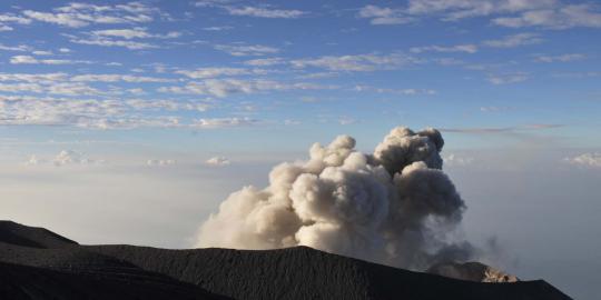 Status normal, Gunung Merapi keluarkan asap pekat