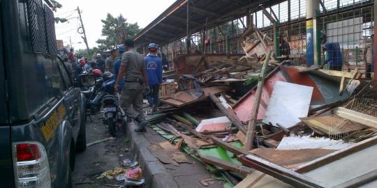 Puluhan kios di Stasiun Cawang dibongkar, pedagang pasrah