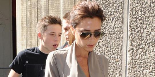 David Beckham pensiun, Victoria tebar senyuman