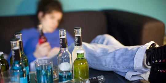 Punya orang tua pecandu alkohol bikin anak rentan depresi