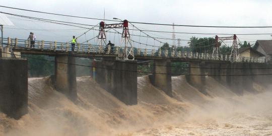 Hujan deras guyur Puncak, Katulampa Siaga III banjir