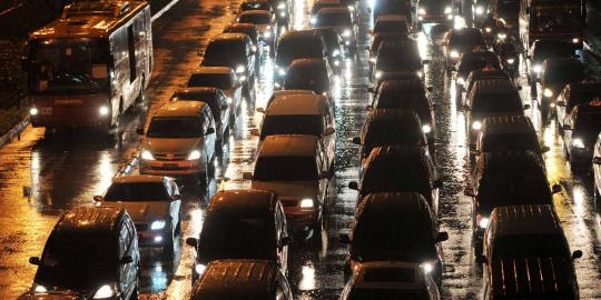 Hujan, Jakarta dikepung genangan air