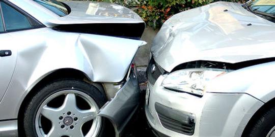 Nissan X-Trail terbalik di Tol Tanjung Barat
