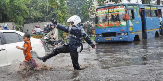 Genangan air belum surut, Jalan Daan Mogot macet parah