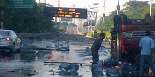 Truk terguling, galon air bertebaran di tol dalam kota