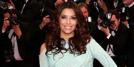 Rok tersingkap, Eva Longoria ekspos bagian pribadi