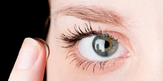 7 Tips aman memakai lensa kontak