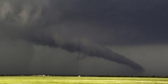 Ini wujud tornado dan petir yang menerjang wilayah Amerika