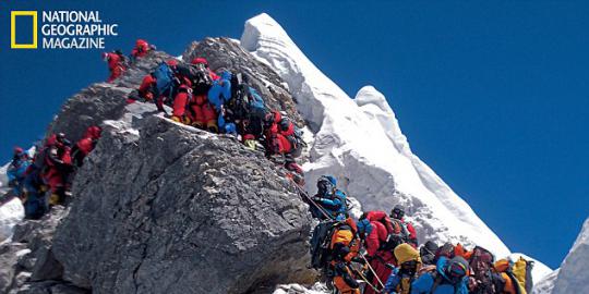 Antrean mengular menuju puncak Everest