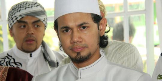Bermaksud meluruskan, tim pemburu hantu sambangi rumah Ustad Guntur Bumi
