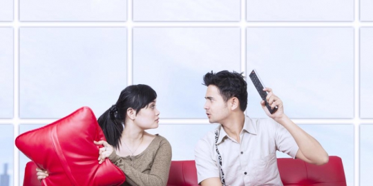 hindari 5 sikap posesif pacar yang berlebihan!