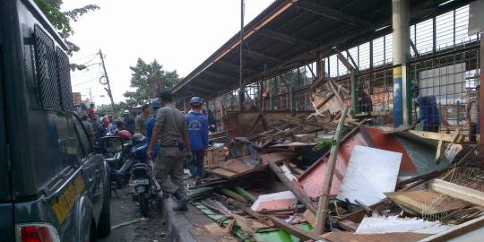 PT KAI bongkar lapak PKL di Stasiun Juanda