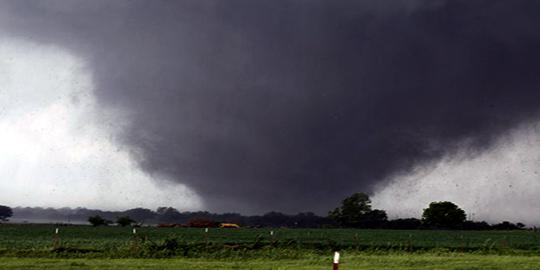 Tornado dengan diameter 2 mil obrak-abrik Orlando