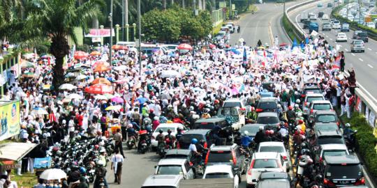 Ribuan demonstran blokir jalan tuntut undang-undang perawat