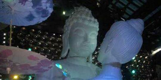 Pemilik bar di China pasang patung Buddha bercinta