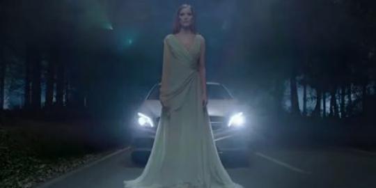 Peri cantik dan alien incar New A 45 AMG!