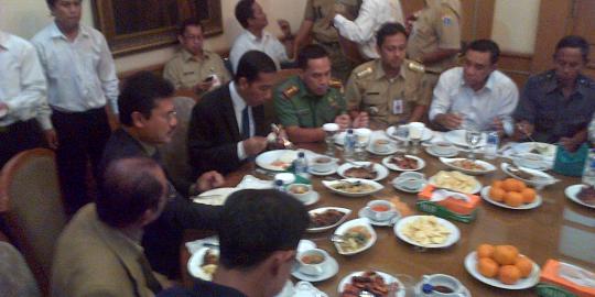 Jokowi traktir warga Waduk Pluit makan ikan bakar dan sop iga