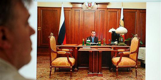 Pegawai Kremlin masuk dan duduk manis di meja kerja Putin