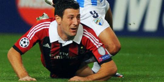 Bonera bertahan, Ambrosini hengkang