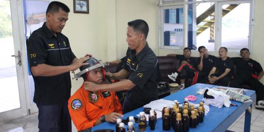 Repotnya merawat helm pilot pesawat tempur TNI AU