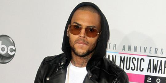 Chris Brown - Karrueche Tran alami kecelakaan mobil
