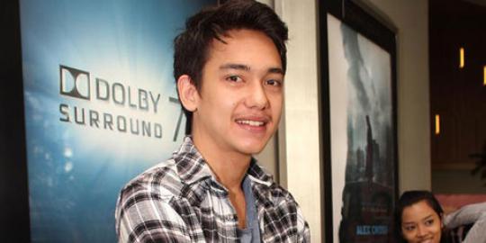Adipati Dolken jelajah internet demi perankan pemuda 40-an